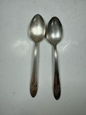 TUDOR PLATE (1946) -
"Queen Bess II": Oneida Community. Set of two